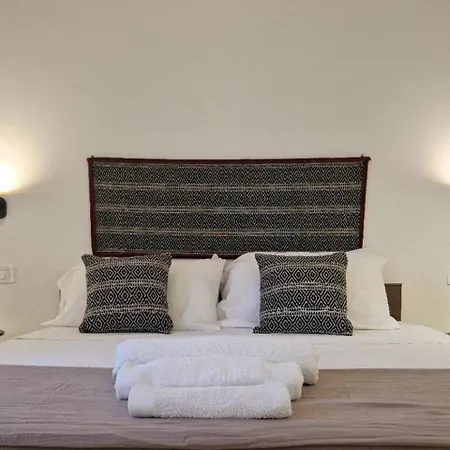 לינה וארוחת בוקר Via Sassari 177 3*